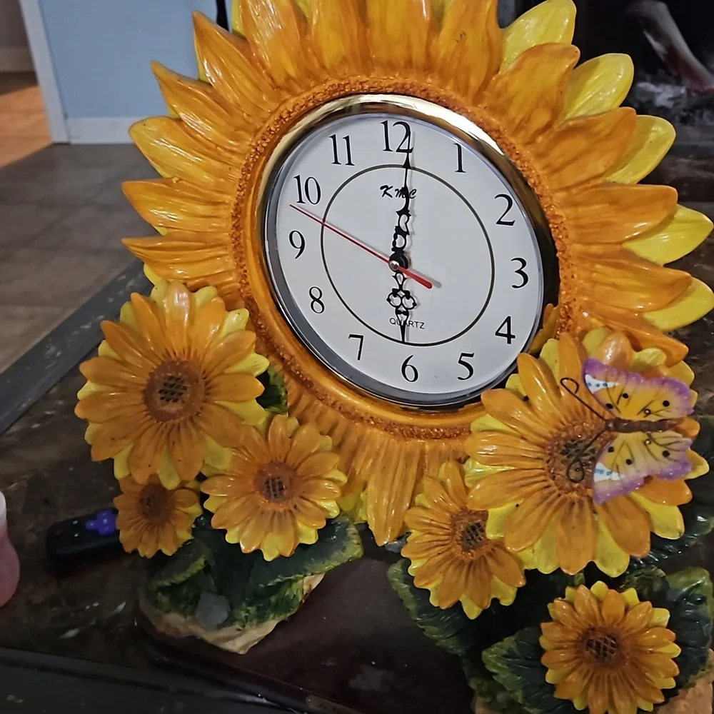 it's a table clock - Picture 2 of 4